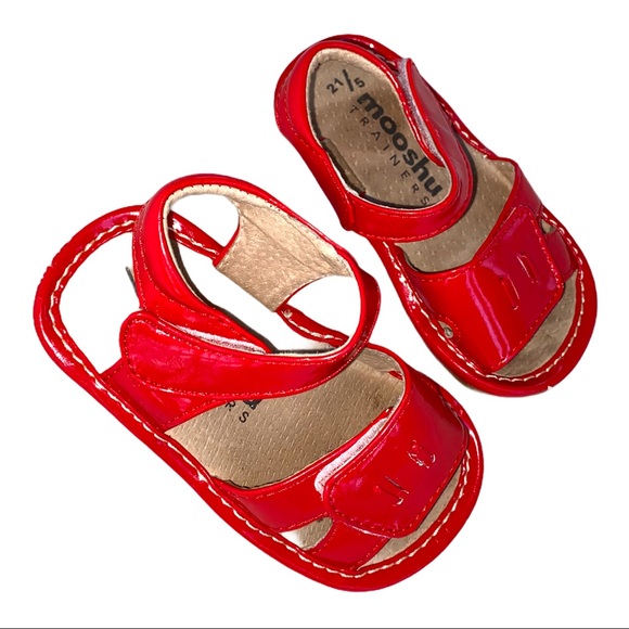 MOOSHU Squeak Train Red Patten Sandals Toddlers 5 - Picture 2 of 10